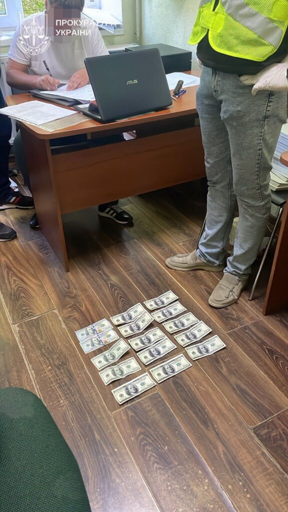 На Тернопільщині судитимуть посадовицю ЦНАП та депутатку, яких обвинувачують в отриманні 2300 доларів хабаря