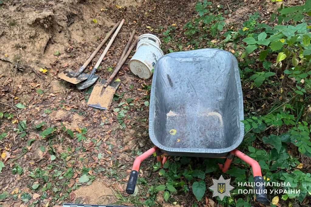 На Бучаччині чоловік незаконно видобував глину: поліція вилучила трактор