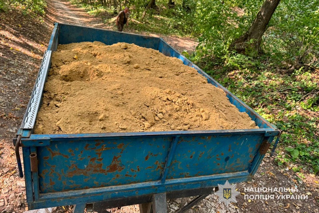 На Бучаччині чоловік незаконно видобував глину: поліція вилучила трактор