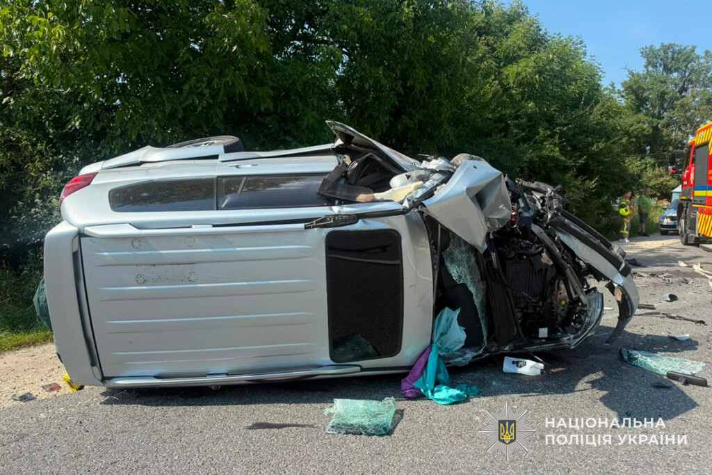 Потрійна ДТП на Тернопільщині: водія Peugeot затисло в автомобілі, постраждала дитина
