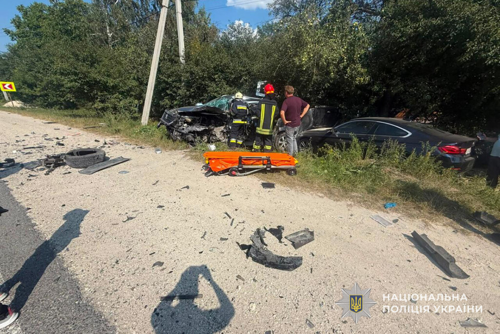 Потрійна ДТП на Тернопільщині: водія Peugeot затисло в автомобілі, постраждала дитина