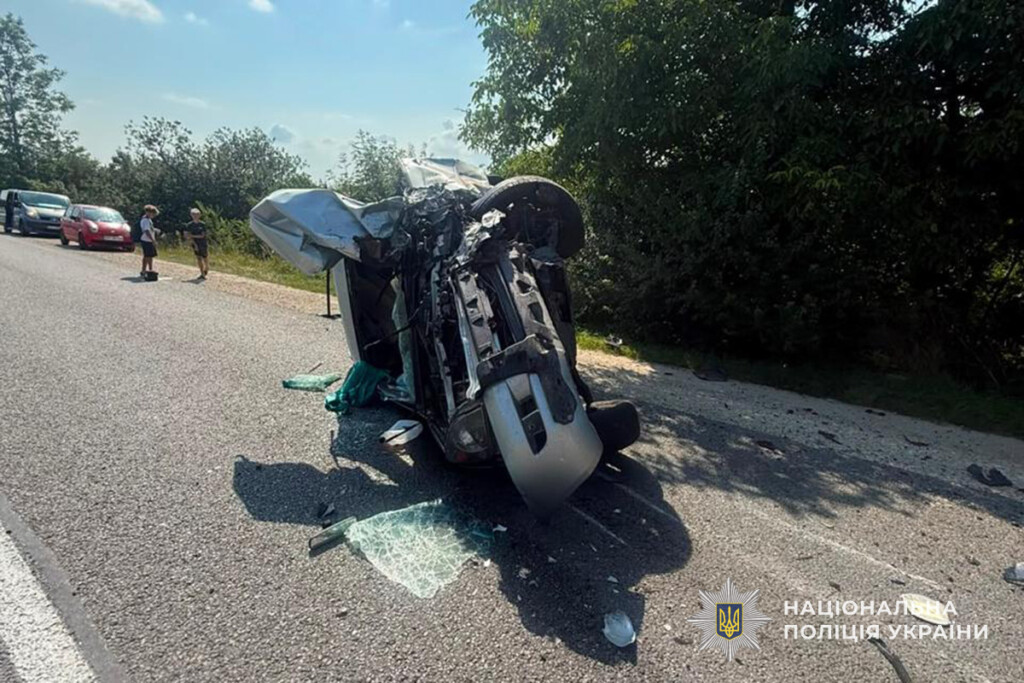 Потрійна ДТП на Тернопільщині: водія Peugeot затисло в автомобілі, постраждала дитина