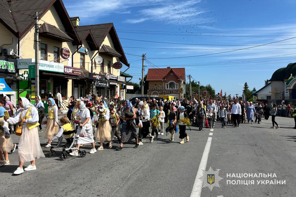 У Почаєві поліція обмежувала рух транспорту під час проходження паломників УПЦ МП