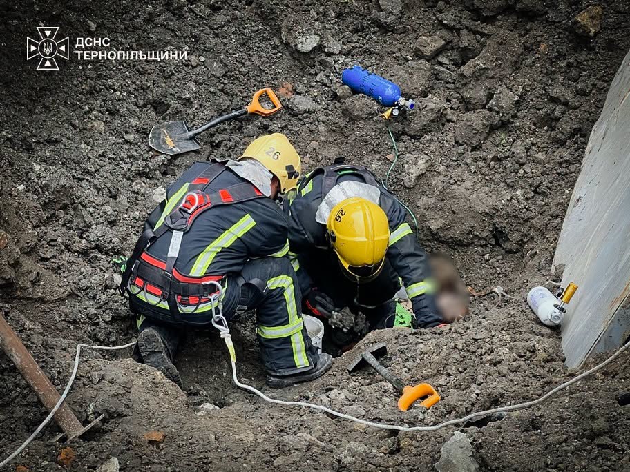 Моторошна трагедія у Тернополі: двоє чоловіків загинули під шестиметровим завалом