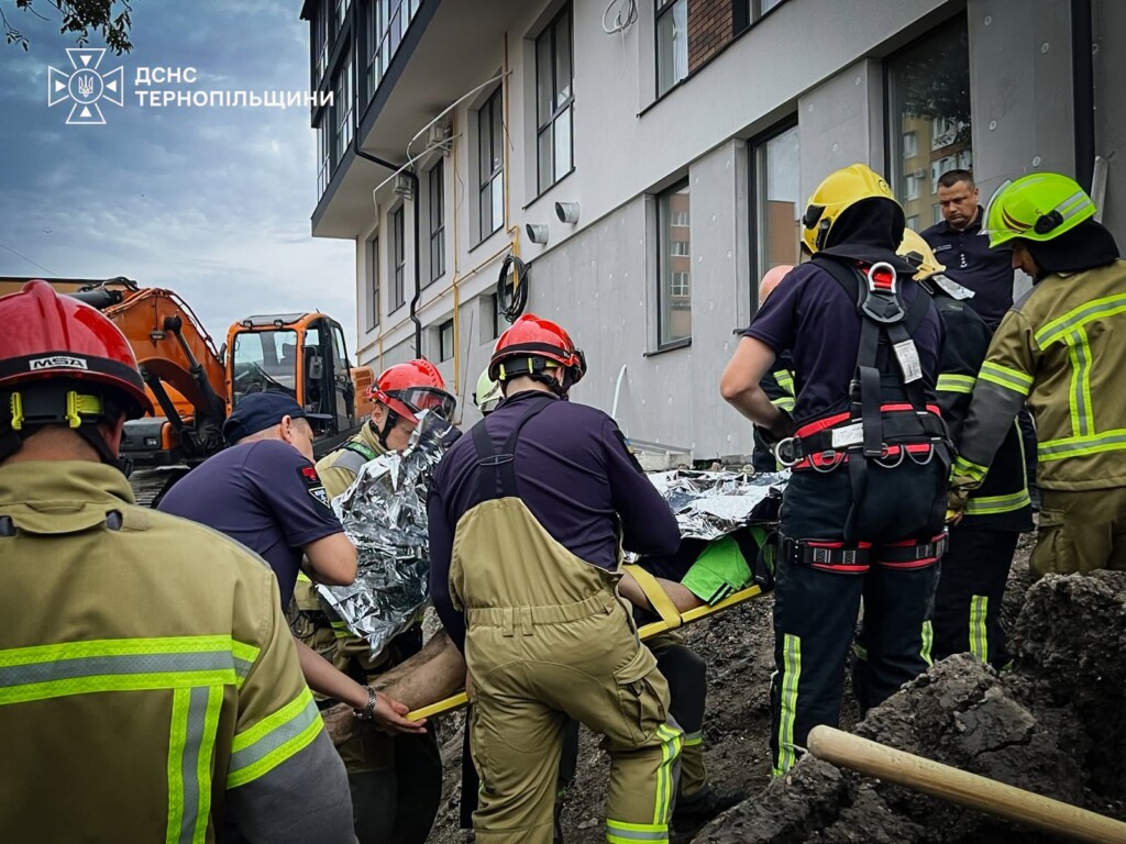 Моторошна трагедія у Тернополі: двоє чоловіків загинули під шестиметровим завалом
