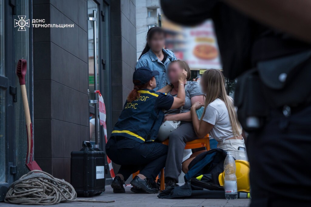 Моторошна трагедія у Тернополі: двоє чоловіків загинули під шестиметровим завалом