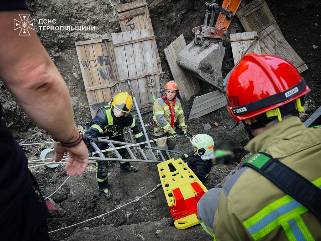 Моторошна трагедія у Тернополі: двоє чоловіків загинули під шестиметровим завалом