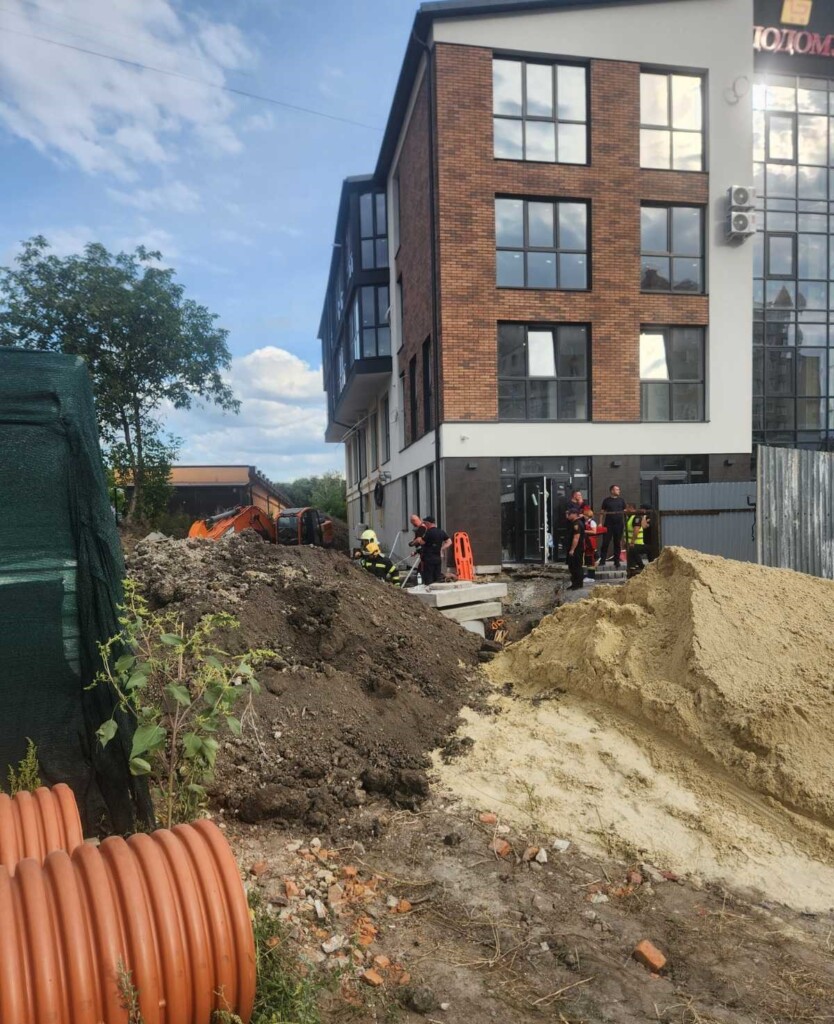 Трагедія на Коновальця: під час будівництва колектора землею засипало двох працівників