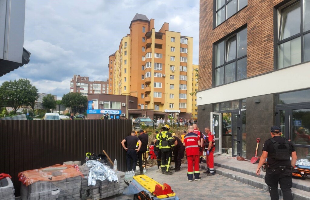 Трагедія на Коновальця: під час будівництва колектора землею засипало двох працівників
