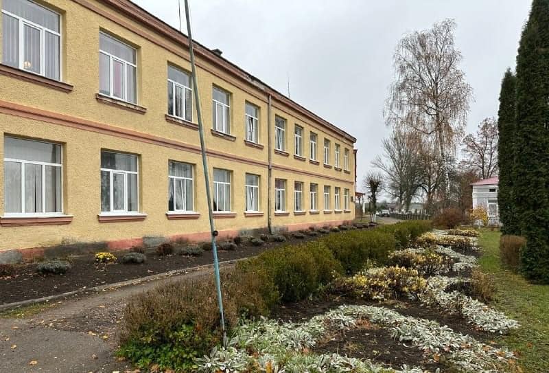 Суд оштрафував директорку школи на Підволочищині, яка примусово відправляла учнів у психлікарню