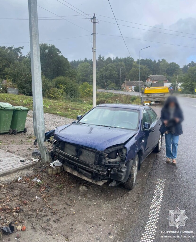 На Теребовлянщині KIA врізалася в електроопору: водій дивом не постраждав
