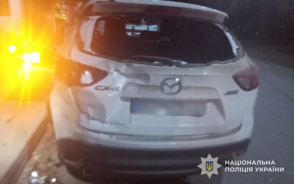 На Борщівщині мотоцикліст врізався у припарковану Mazda: водія госпіталізували