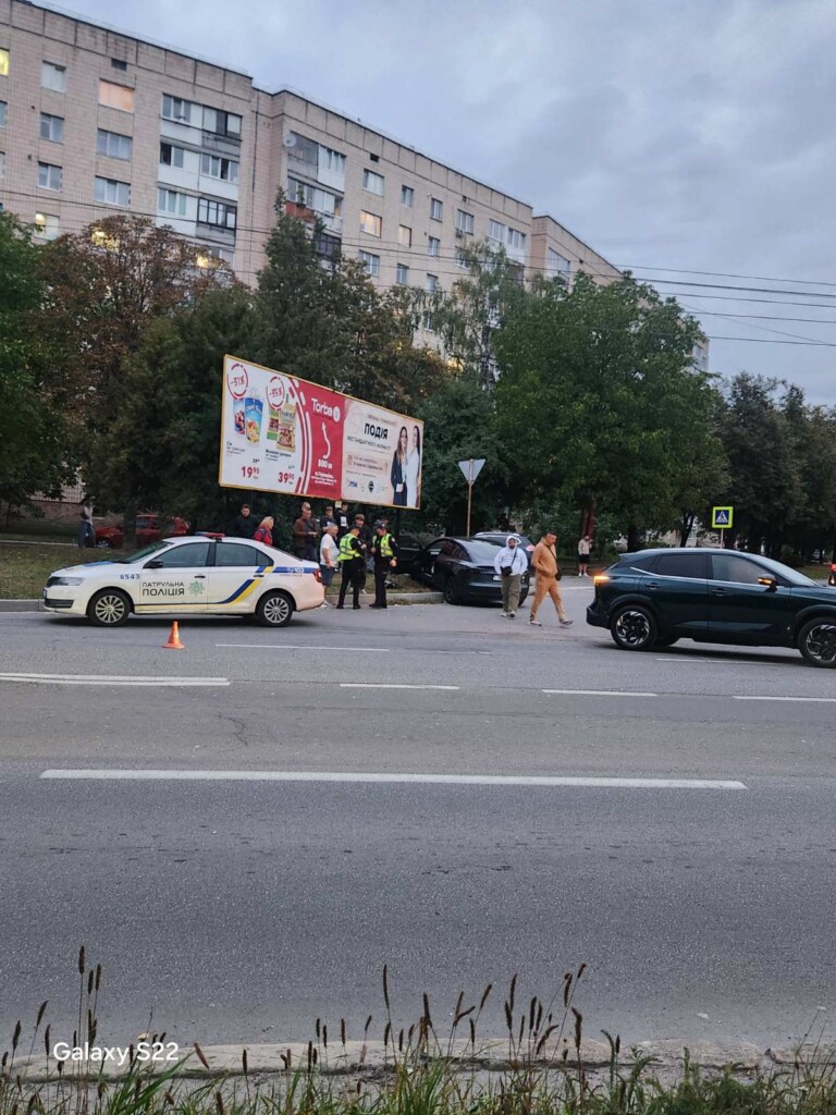 ДТП у Тернополі: Tesla після зіткнення врізалася у дорожній знак