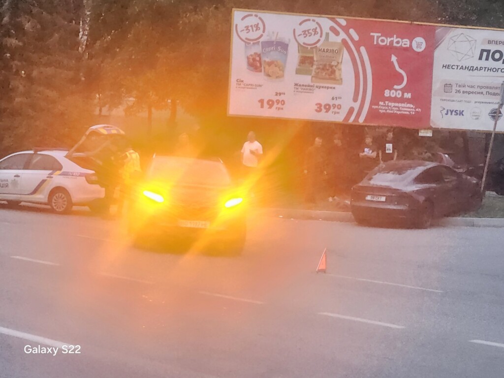 ДТП у Тернополі: Tesla після зіткнення врізалася у дорожній знак