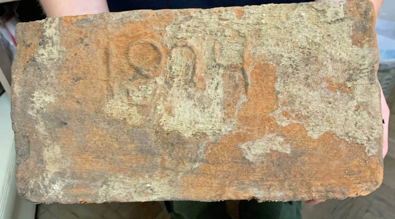 Під час ремонту водогону в Кременці знайшли стародавній підземний хід (відео)