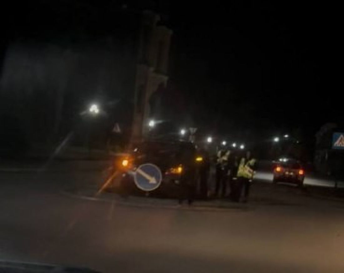 П’яний водій влетів у кільце: у Бережанах сталася дорожньо-транспортна пригода (фото)